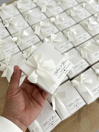Çiçek detaylı Pleksi magnet kutulu